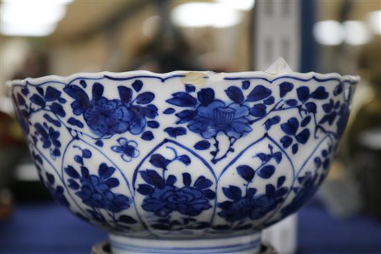 A Chinese Kangxi blue and white fluted bowl, decorated with flowers, with stand diameter 14.5cm height 7cm